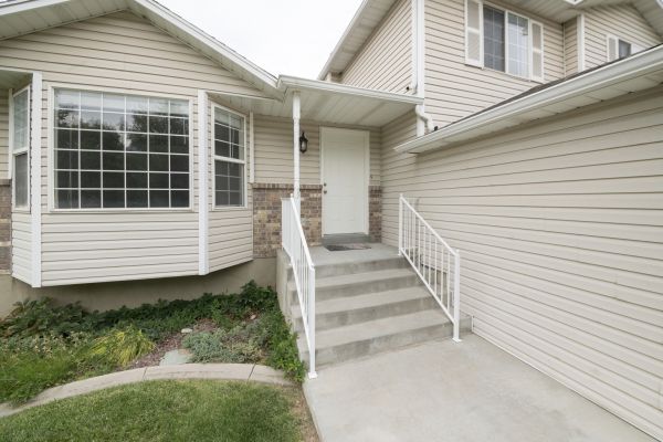 Cost of White Vinyl Siding Replacement in Woodinville